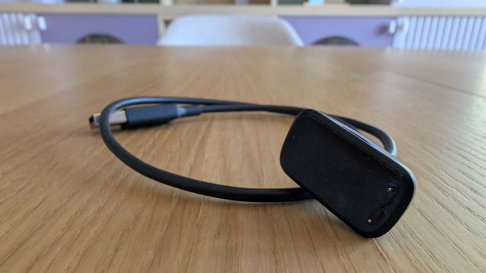 Fitbit Charge 6 фитнес тракер - използван, софтуерно блокиран