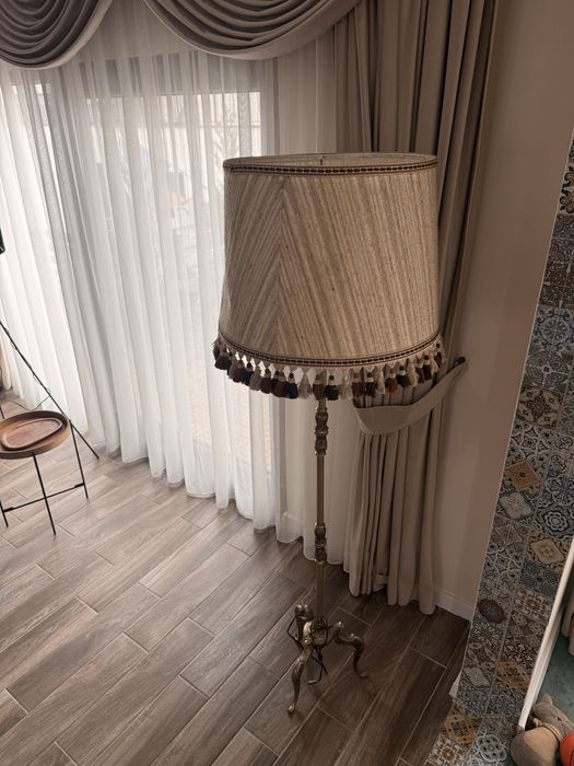 Lampa de podea retro cu abajur tesut