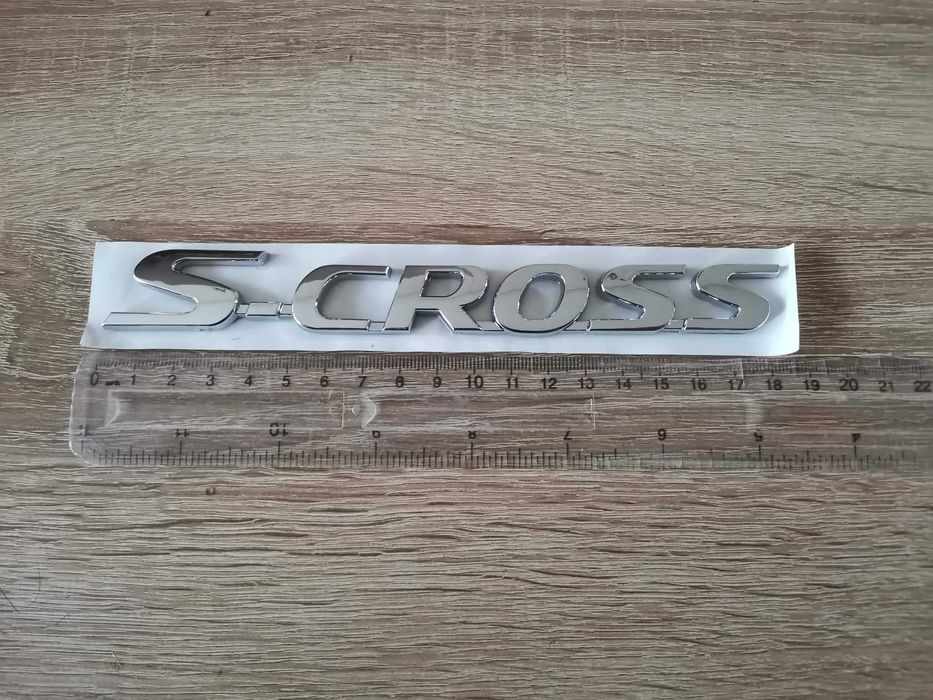 сребрист надпис Suzuki S-Cross