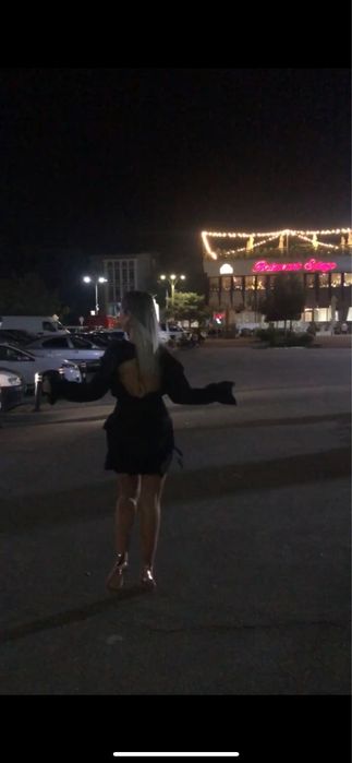 Rochie neagra scurta cu spatele gol