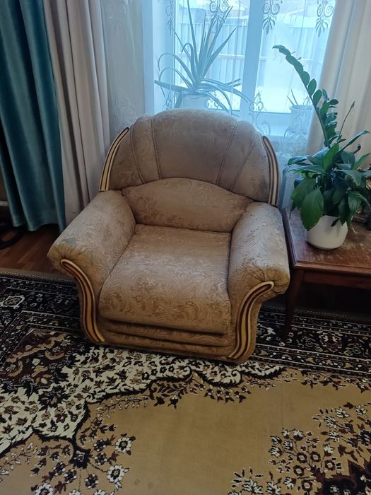 Продам два дивана и два кресло