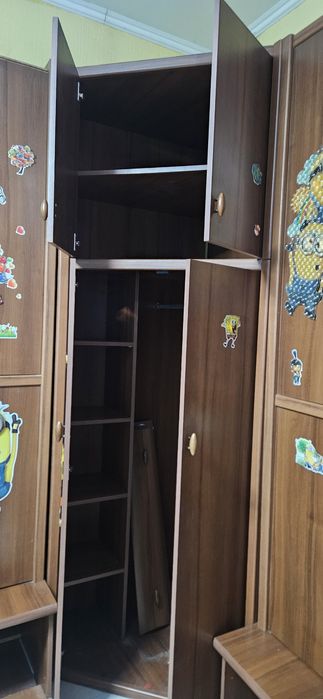 Шкаф угловой коричневый