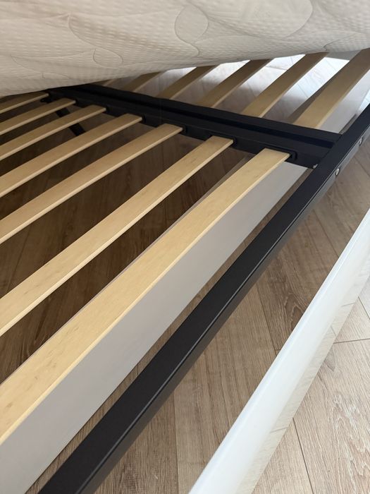 Кровать без матраса