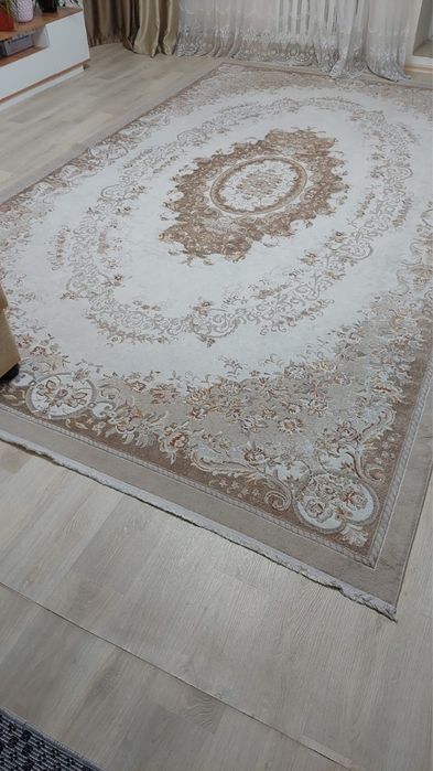 Продам ковер в гостиную