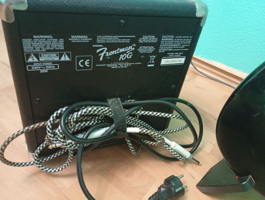 Электрогитара и комбоусилитель Фендер