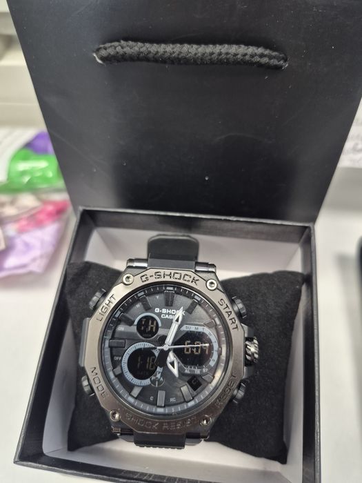 Мъжки чисто нов часовник