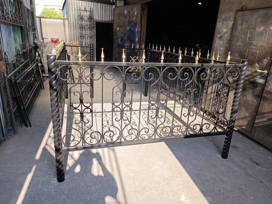 Кованые мазары и полумесяцы