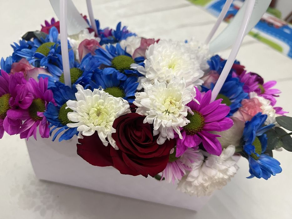 Цветы букеты корзыйный