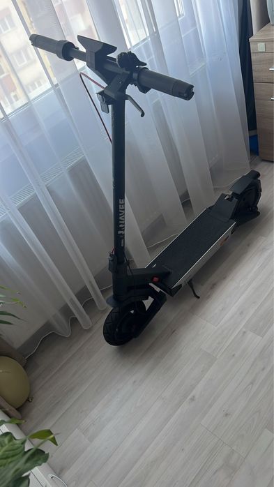 Trotineta Electrica Navee S40, Autonomie 40 km, Viteza Maxima 25 Km/h, Roti Tubeless 10 inch, Putere motor 700 W,