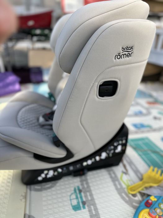 ЧИСТО НОВ Britax romer advansafix pro lux