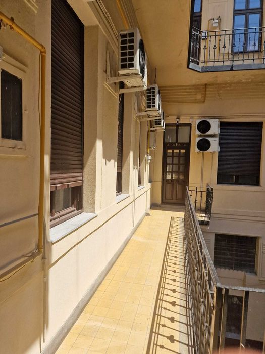 Inchiriez spatiu birouri  Piata Unirii recent renovat - PRIMA INCHIRIERE 13 EUR/mp