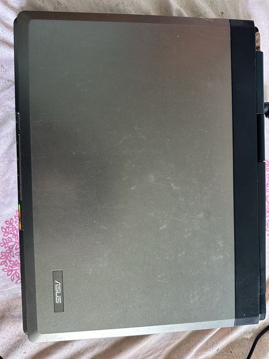 Laptop in stare foarte buna , trebuie dat reset si este perfect functional