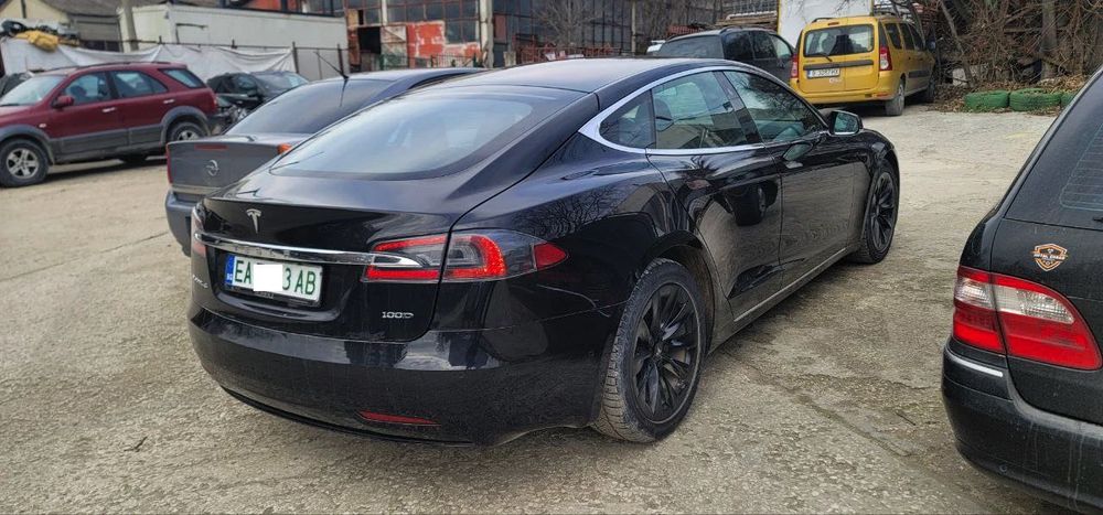 Тесла модел S 100D