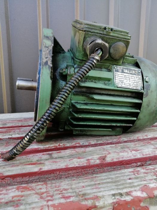 Vînd motor electric