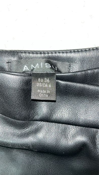 Fusta pantaloni ca noua purtata de 2 ori este de piele