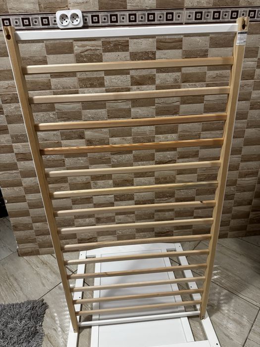 Vand patut bebe include(saltea de cocos si setul cu aparatori si cearceaf)