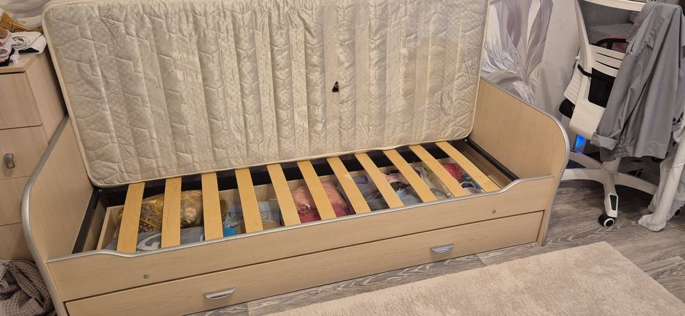Продам шкаф и 2 кровати с матрасом