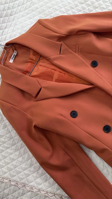 Костюм приталенный