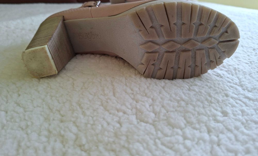 Bugatti боти на ток