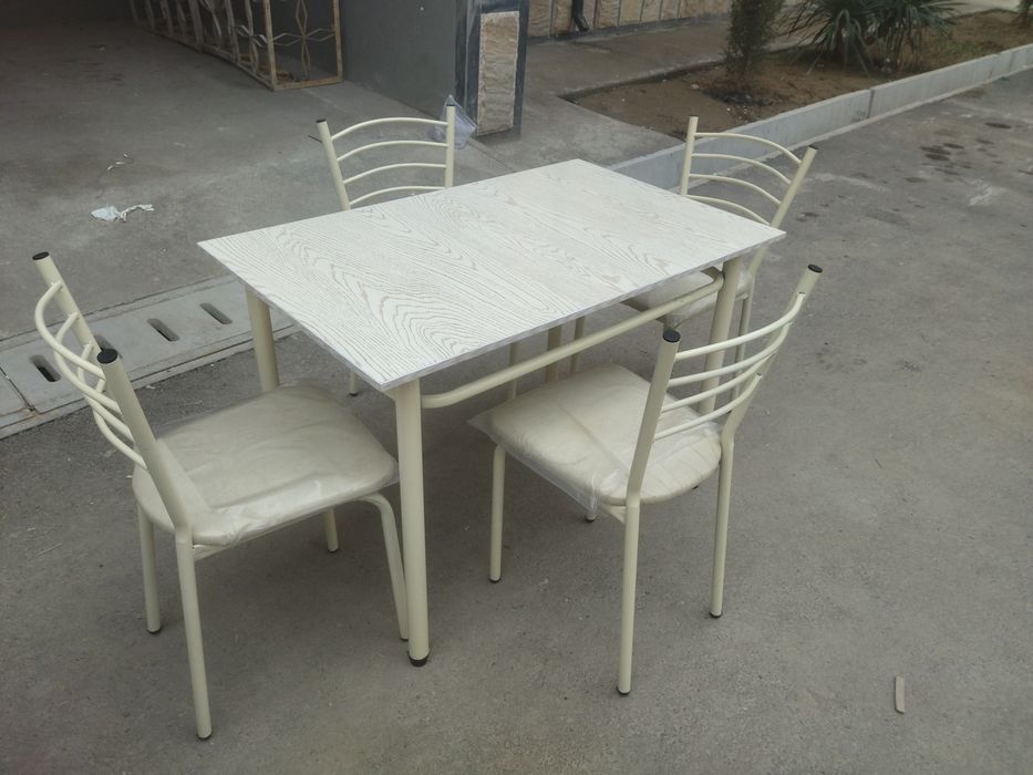 Кухонный стол с четырьмя стульями 870.000 сум.
