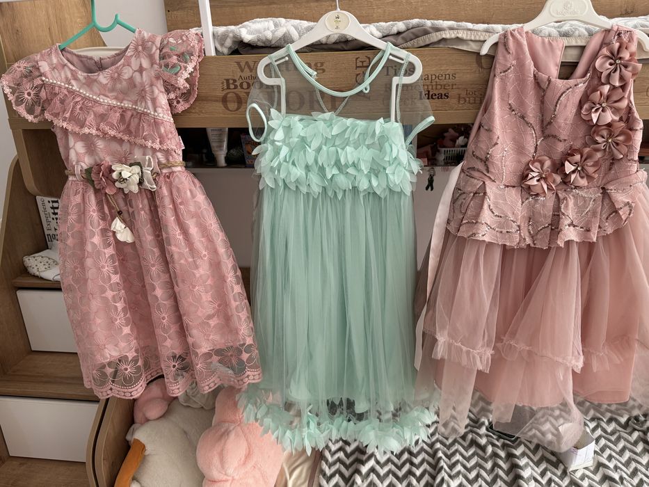 Платье нарядное на девочку 4-6 лет