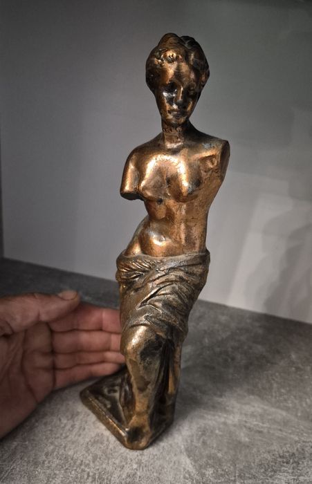 Statuetă decorativă Zeița Afrodita din antimoniu poleită cu cupru, înnălțime 24cm.