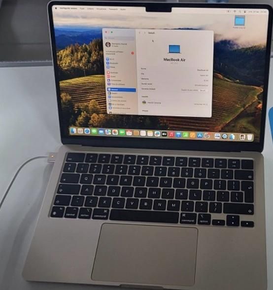 MacBook Air M2 2022 – 8GB RAM – SSD 256GB 
Vând laptop Apple MacBook Air cu procesor
