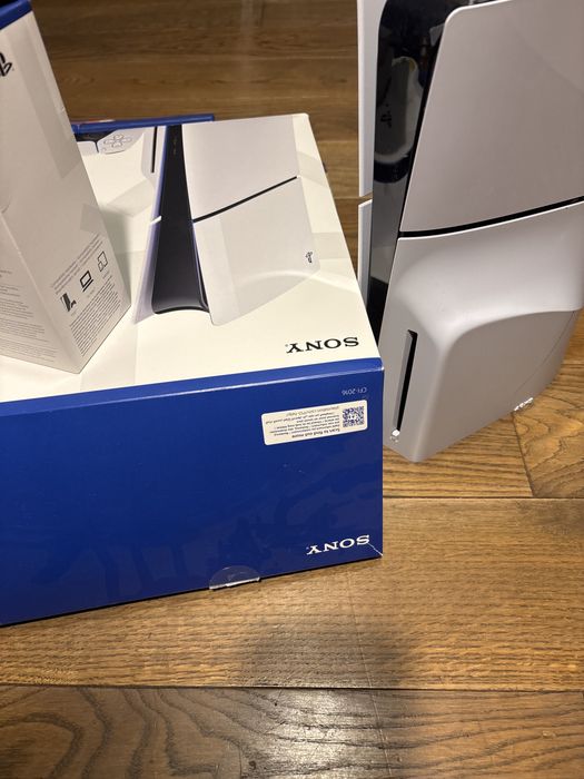 Playstation 5 с 6 игри и два контролера/ 1 TB