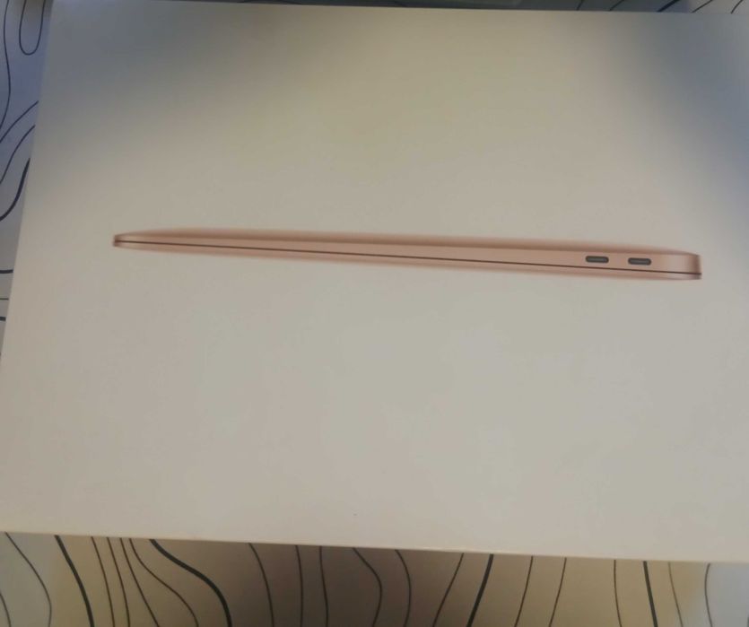 Продавам MacBookAir 13.3inch