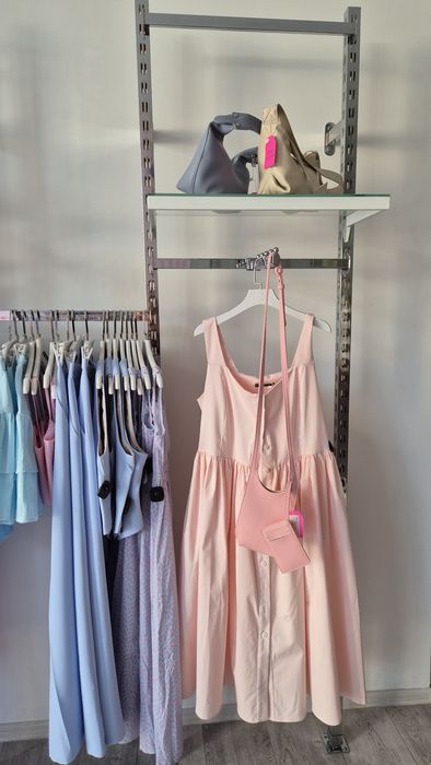 Торговое оборудование. Вешалки, стеллажи, витрина для магазина.