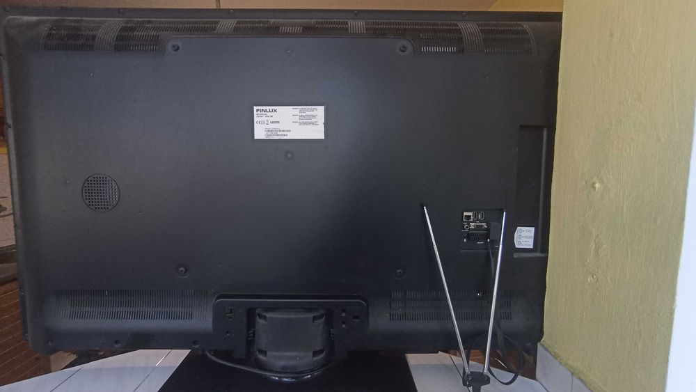 Продавам 50" телевизор Finlux 50FLHYR274SC с дефектен екран