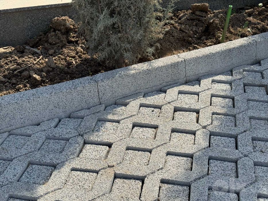 Дорожный бордюр, тротуарный бордюр, лестница. Бетон брусчатка