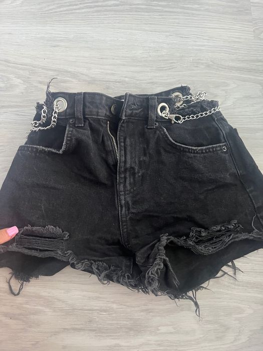 Bershka черни дънкови къси панталонки с верига размер EUR 32