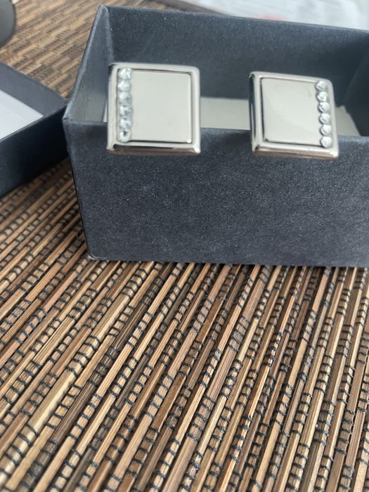 Butoni Corinne Bijouux, Men, noi