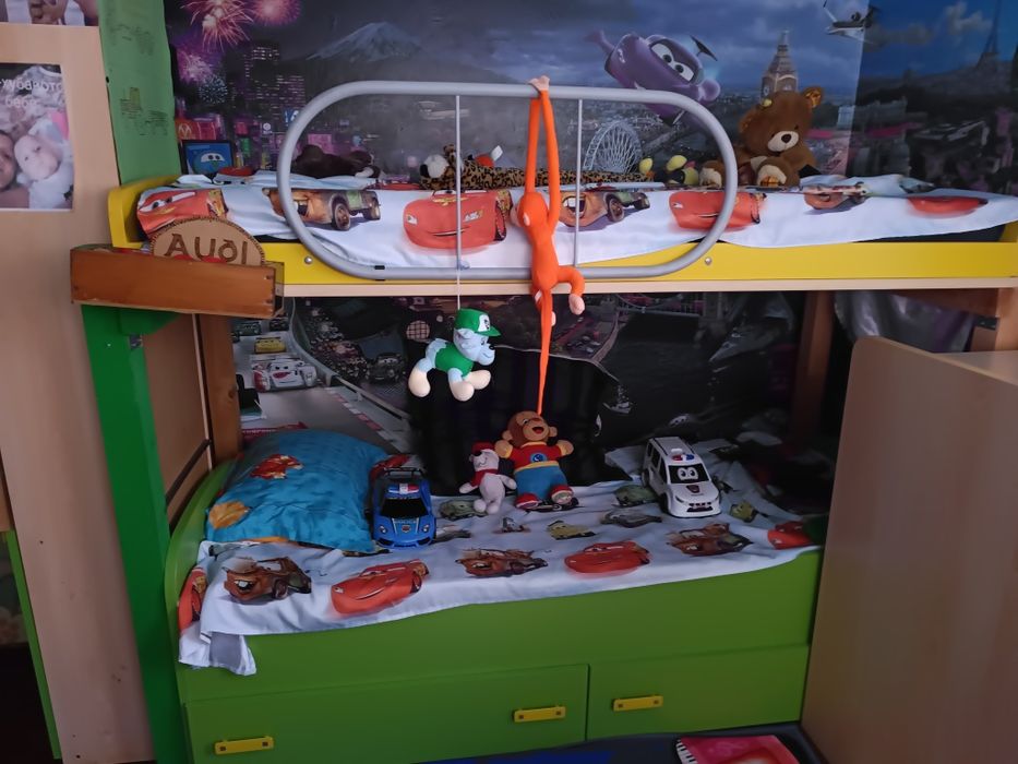 Двуетажно легло с матраци и гардероб