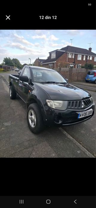 3 Mitsubishi L200 cu volan pe dreapta