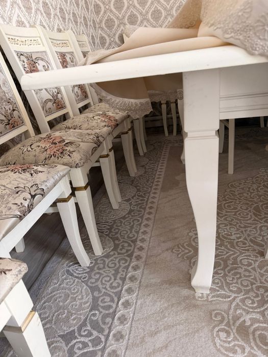 Продам гостиный стол с стулья