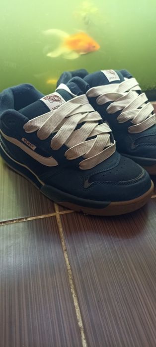 Продам кроссовки Vans