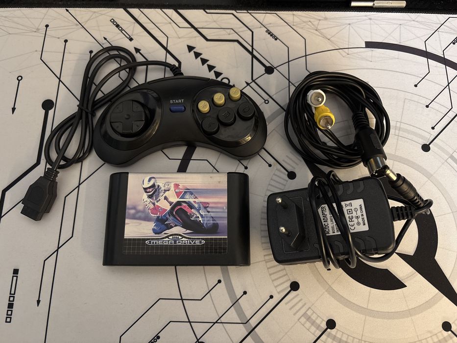 Sega Mega Drive Complet (Alimentator, Cablu Video, Controller si Joc Super HangOn