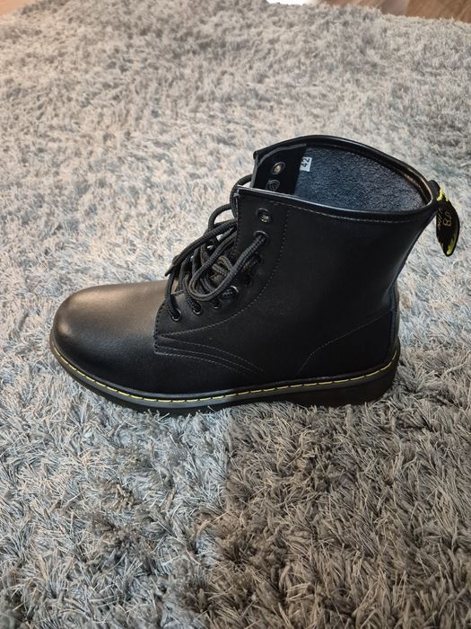 Vand adidasi Dr. Martens
