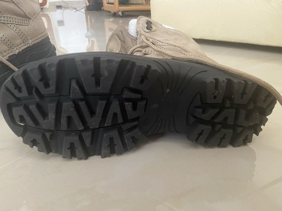 Cizme de cauciuc si piele intoarsa