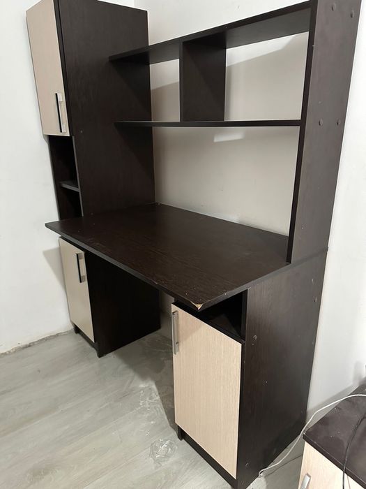 Продаю парту , в одном месте только деффект