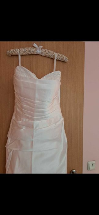 Сватбена сатенена рокля с дълъг шлейф и подходящи ръкавици към нея.