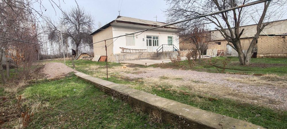 Hovlining yarmi quruq yer sotiladi