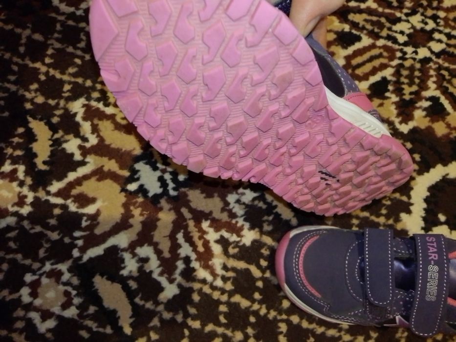 Детски затворени обувки