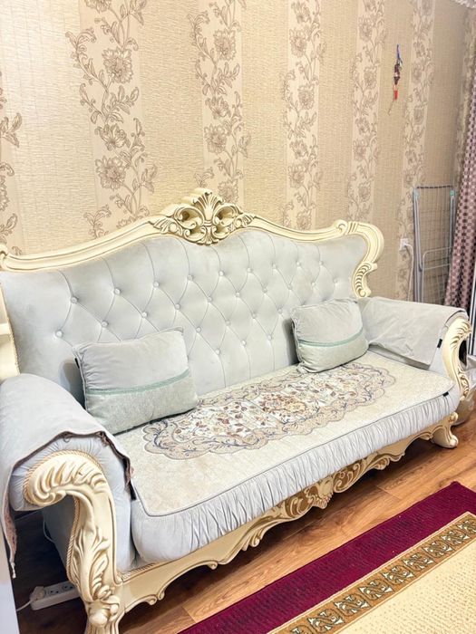 Диван светло зеленый