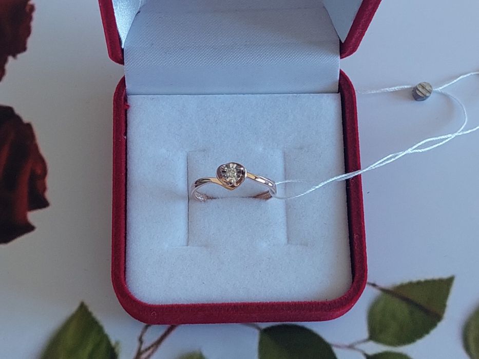 Золотое кольцо с бриллиантом