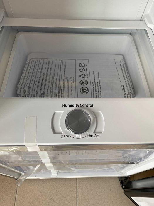 ЧИСТО НОВ Хладилник Samsung RR39M7565B1
