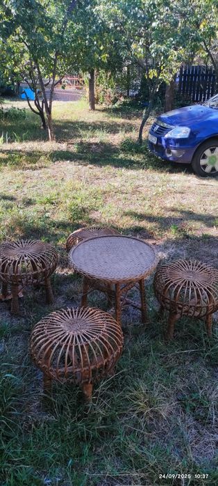 Vând 4 scaune și o măsuta din răchită, frumușele în f. bună stare