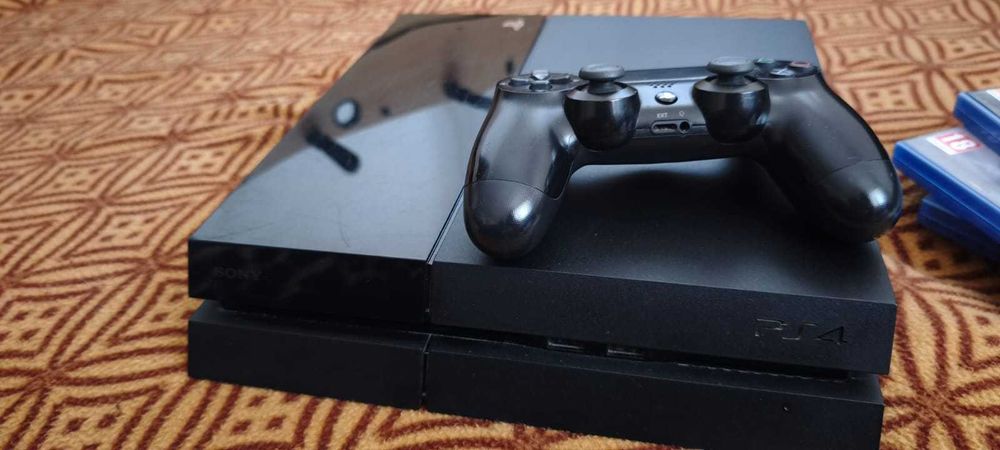Vând PlayStation 4